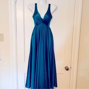 Elegant Emerald lingerie set. Gown and Robe